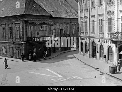 Ein "V Sieg (Victory)'-Schild durch die Nazis auf der Straße geschrieben. Das "V" ist ein Symbol für den Sieg der Nationalsozialisten. Die erste slowakische Republik wurde auf Hitlers Befehl im März 1939 gegründet, und Böhmen und Mähren wurden von der Wehrmacht besetzt. Stockfoto