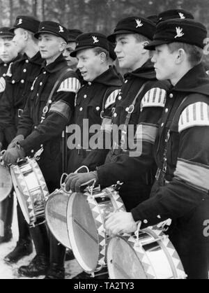 Schlagzeuger einer neu zusammengesetzten Musik Band des Memellaendischen Ordnungsdienst (SS) während einer Ausbildung. Stockfoto