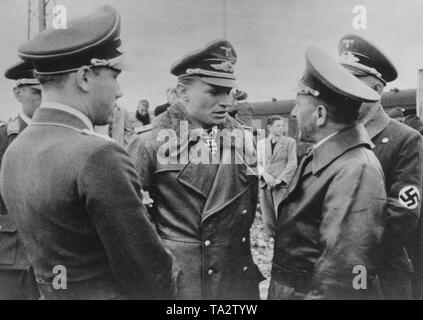 Leutnant der Luftwaffe Joachim Genzow (2. von links) bei einem Empfang in seiner Heimatstadt Steinebach in Bayern. Genzow trägt das Ritterkreuz des Eisernen Kreuzes um den Hals. Stockfoto