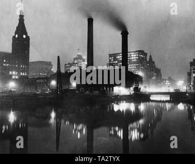 Blick auf den Hafen von Milwaukee, Wisconsin in der Nacht. Im Hintergrund ist die Skyline der Stadt. Stockfoto