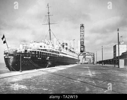 Die schnelle Dampfgarer 'Europa' im Columbus Pier in ihrem Heimathafen Bremerhaven festgemacht ist. Stockfoto