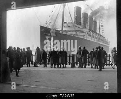 Die 'Mauretania' der Cunard Reederei verlässt New York City mit destination Havanna. Die 'Mauretania' war der Erste der grossen Ocean Liner in Havanna zu gelangen. Stockfoto