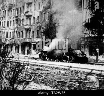 Ein Schuß russische T -34/85 während der Straße rund um Berlin zu kämpfen. Stockfoto