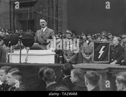 Adolf Hitler in einer Rede in den 1930er Jahren. Rechts von ihm, Joseph Goebbels, links hinter Goebbels, Wilhelm Brückner. Teilweise durch das Horn der Fanfare, Baldur von Schirach. Stockfoto