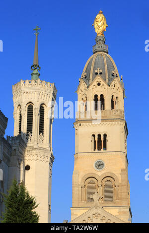 La Vierge dorée, Ïuvre de Joseph-Hugues Fabisch, Au dessus de la chapelle du XII ème siècle. Basilika Notre-Dame de Fourvière. Lyon. Stockfoto