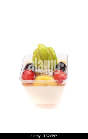 Obst Panna cotta auf weißem Hintergrund Stockfoto