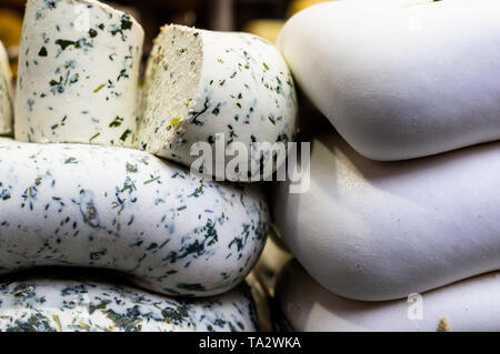 Makroaufnahme von Straßenkontrollen stall Verkauf von hausgemachten Quark paneer Stockfoto