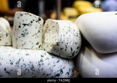 Makroaufnahme von Straßenkontrollen stall Verkauf von hausgemachten Quark paneer Stockfoto