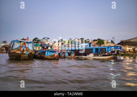 CAN Tho, Vietnam - 27. März 2019: Der schwimmende Markt des Mekong in Delta Trading Boote bei Dawn ist eine Bootsfahrt auf dem Mekong Fluss. Häuser auf Stelzen Stockfoto