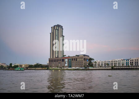 Can Tho, Vietnam - 28. März 2019: vinpearl Can Tho Hotel. Schwimmender Markt im Mekong Delta-Handel Boote bei Sonnenaufgang - Bootsfahrt auf dem Mekong Fluss Stockfoto