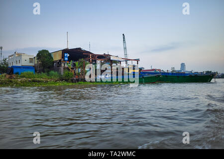 CAN Tho, Vietnam - März 27, 2019: Fluss Dock mit Cargo Lastkähne im Mekong Delta. Stockfoto