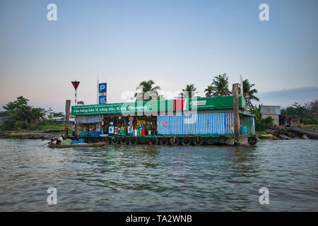 Can Tho, Vietnam - März 27, 2019: Kraftstoff und Schmiermittel Store auf Mekong Delta Stockfoto