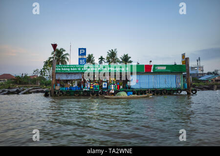 Can Tho, Vietnam - März 27, 2019: Kraftstoff und Schmiermittel Store auf Mekong Delta Stockfoto