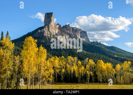 Schornstein Peak-Abend Blick auf Schornstein Peak Felsformationen, von Goldener Herbst aspen Bäumen umgeben, in der Nähe der Gipfel von Owl Creek, CO, USA. Stockfoto