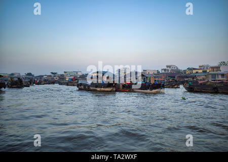 Can Tho, Vietnam - 28. März 2019: Schwimmender Markt im Mekong Delta-Handel Boote bei Sonnenaufgang - Bootsfahrt auf dem Mekong Fluss Stockfoto