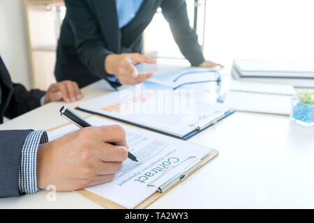 Geschäftsfrau, die Führer der Gruppe in Teamarbeit Konzept Frau Führung Stockfoto
