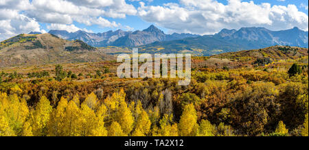 Panorama von Fallen, sneffels Palette - Panorama fall View von robusten Sneffels, der nordwestlichen Rand des San Juan Mountains in Colorado Rockies. USA. Stockfoto