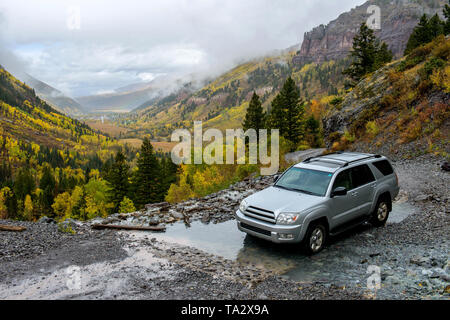 Regentag am Bergweg - ein SUV fahren durch einen Mountain Creek auf robusten schwarzen trail Bear Pass, in der Nähe von Telluride, CO, USA. Stockfoto