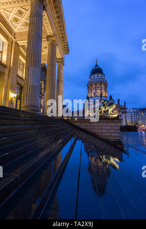 Lit Konzerthaus Berlin (Berliner Konzerthaus) und Französischer Dom (Französischer Dom) am Gendarmenmarkt in Berlin, Deutschland, in der Dämmerung. Stockfoto