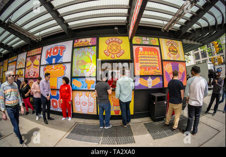 Die Teilnehmer bis zu versuchen, Proben von Erzeugnissen, die von der fiktiven Firma â € oeBuy n Largeâ € gefilmt, in Midtown Manhattan in New York am Mittwoch, 8. Mai 2019. Â € oeBuy n Largeâ € ist ein fiktives Unternehmen in mehreren von Pixar Filme, darunter € oeWALL - E € verwendet. (Â© Richard B. Levine) Stockfoto