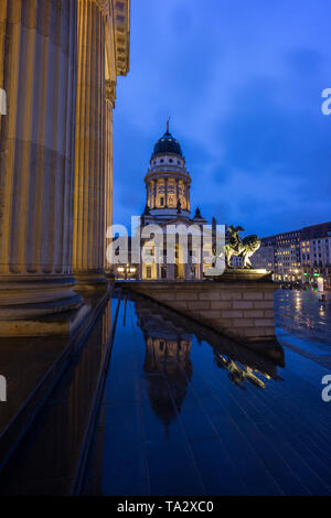 Lit Konzerthaus Berlin (Berliner Konzerthaus) und Französischer Dom (Französischer Dom) am Gendarmenmarkt in Berlin, Deutschland, in der Dämmerung. Stockfoto