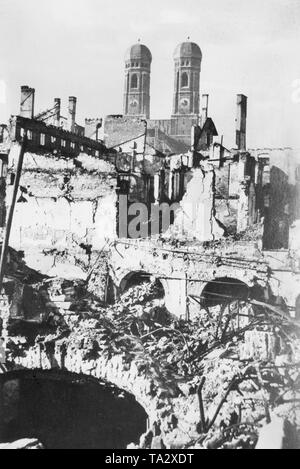Die zerstörte im Stadtmuseum in München nach dem Ende des Krieges. Im Hintergrund der Frauenkirche. Stockfoto