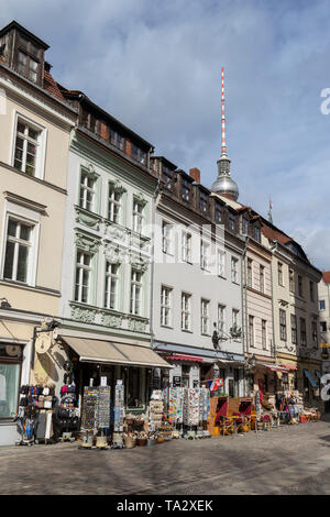 Alte Gebäude und Geschäfte auf der Propststrasse am idyllischen Nicholas (Nikolai) Viertel in Berlin, Deutschland. Fernsehturm Fernsehturm im Hintergrund. Stockfoto