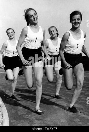 Junge Mädchen sind Training für den Sprint am 'Grossfest fuer den Hitlerjugend" (Festival der Hitler Jugend) in Breslau ab August 27 - September 1., 1940. Stockfoto