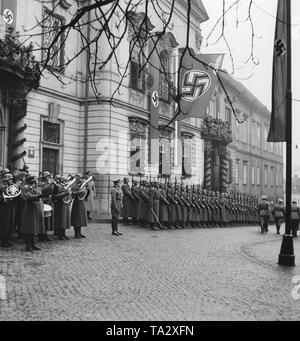 Militärparade anlässlich des 50 Adolf Hitlers Geburtstag in Brünn. Seit März 1939 sind die Gebiete von Böhmen und Mähren hatten unter deutscher Besatzung wurde. Stockfoto