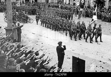 Deutsche Truppen im März in Grottau (heute Hrádek nad Nisou) am 3. Oktober 1938. Volk grüßt die Soldaten mit den Hitlergruß. Stockfoto