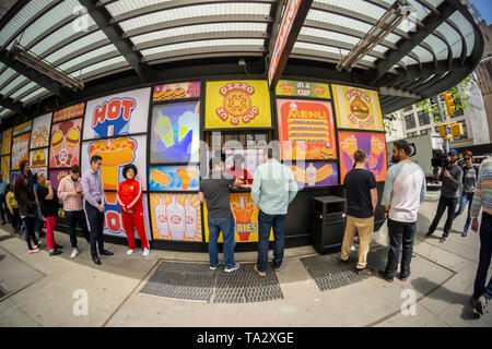 Die Teilnehmer bis zu versuchen, Proben von Erzeugnissen, die von der fiktiven Firma â € oeBuy n Largeâ € gefilmt, in Midtown Manhattan in New York am Mittwoch, 8. Mai 2019. Â € oeBuy n Largeâ € ist ein fiktives Unternehmen in mehreren von Pixar Filme, darunter € oeWALL - E € verwendet. (Â© Richard B. Levine) Stockfoto