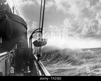 Steuerbordseite des Schiffes im Seegang. Stockfoto