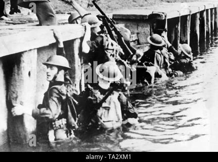 Britische Soldaten während der Evakuierung aus den Brückenköpfen in Dünkirchen. Stockfoto