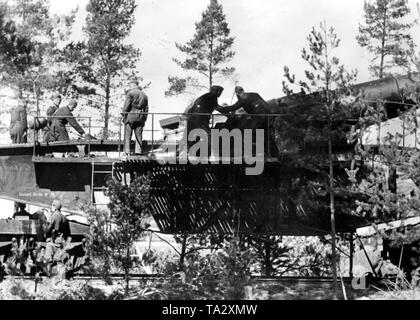 Deutsche Soldaten auf einer Bahn Gewehr 28-cm-Kanone 5 (E), mit denen Sie Feuer an der umgebenen Stadt. Foto der Propaganda Firma (PK): SS Kriegsberichterstatter Raudies. Stockfoto