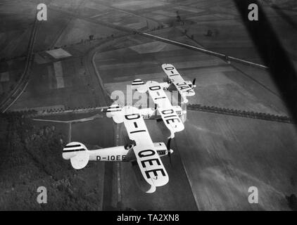 Drei Flugzeuge vom Typ Heinkel He 51 während einer Ausbildung Flug des Jagdgeschwader "richthofen". Die Er51 war zwischen 1934 und 1937 produziert, ab 1936 wurde zum Teil von der Arado Ar 68 ersetzt und ab 1937 intensiv von der Messerschmitt Bf 109 als Standard Kampfflugzeuge ersetzt. Das Bild ist aus der Serie: "Ein Tag am Jagdgeschwader Richthofen'. Zu dieser Zeit ist das fliegergeschwader Doeberitz erhielt die Auszeichnung 'Richthofen', erhielt aber der endgültige Name JG 2 "richthofen" nur auf 1.5.1939, unter dem er später im Zweiten Weltkrieg beteiligt. Stockfoto