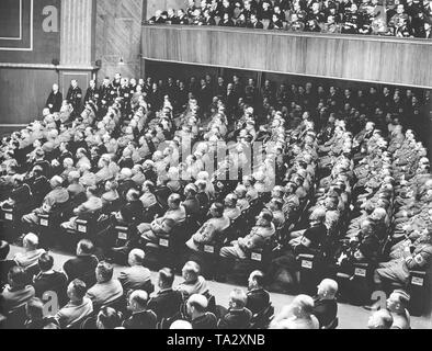 Blick auf das Plenum des NSDAP-Abgeordneten während Adolf Hitler in seiner Rede auf der 6. Jahrestag der Machtergreifung vor dem Reichstag in der Kroll Oper in Berlin. Stockfoto