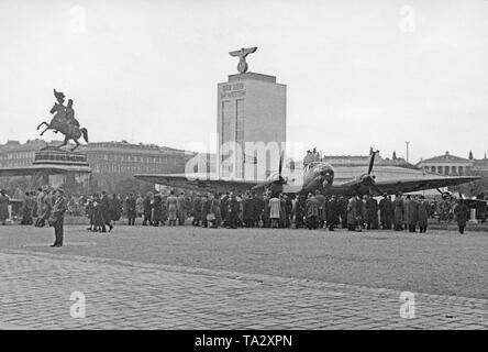 Eröffnung der Wehrmachtsausstellung 'Der Sieg im Westen" ( "Sieg im Westen") auf dem Heldenplatz in Wien. Besucher der Ausstellung Blick auf das Kampfflugzeug er 111. Stockfoto