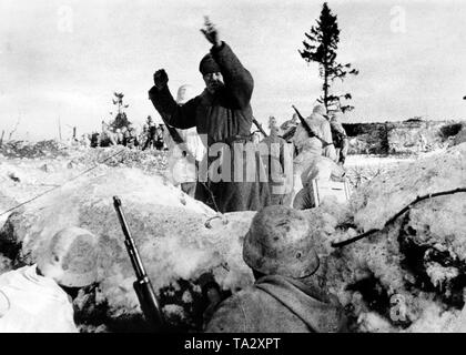 Nach der Einstellung eines sowjetischen Bunker von Wehrmachtssoldaten, ein Erscheinen Soldat wird verhaftet. Foto der Propaganda Firma (PK): kriegsberichterstatter Wacker. Stockfoto