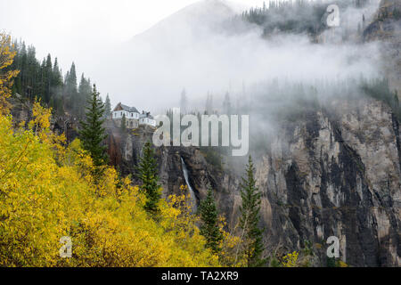 Herbst im Bridal Veil Falls - eine Nahaufnahme eines Bridal Veil Falls, dem höchsten frei fallenden Wasserfall in Colorado, an einem verregneten Herbsttag. Telluride. Stockfoto