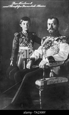 Zar Nikolaus II. von Russland mit seinem Sohn und Thronfolger Alexei im Jahre 1913. Stockfoto
