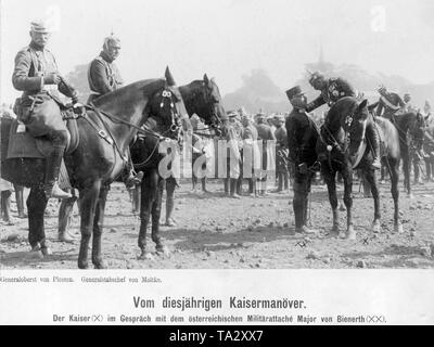 Kaiser Wilhelm II., 1910 (X, auf der linken Seite auf dem Rücken der Pferde im allgemeinen Feldmarschall einheitliche) nach vorne lehnt sich mit der Österreichischen militärischen attache Freiherr von Bienerth (XX, neben ihm) sprechen. Auf der linken Seite neben ihm auf dem Rücken der Pferde: Generaloberst Hans Georg von Plessen (links) und Großer Generalstab Helmut Johannes Ludwig von Moltke. Im Hintergrund Soldaten und Manöver Beobachter. Stockfoto