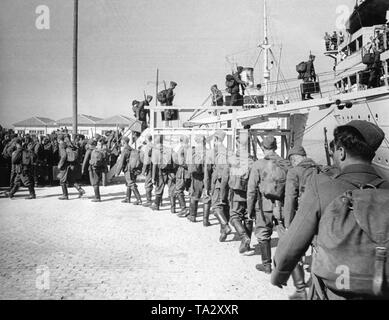 Foto von deutschen Soldaten der Legion Condor während der Rückfahrt an der Kaimauer im Hafen von Vigo, Galicia, am 30. Mai 1939. Die 'Kraft durch Freude' ('Stärke durch Freude') Dampfgarer (KdF-Flotte) 'Stuttgart' vor Anker, das angeblich die Kämpfer im spanischen Bürgerkrieg nach Hause zu bringen. Die Soldaten sind an Bord der Gangway mit vollem Feld pack. Stockfoto