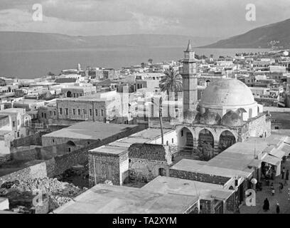 Panorama der Stadt Tiberias am See Genezareth. Im Vordergrund der al Omari Moschee. Stockfoto