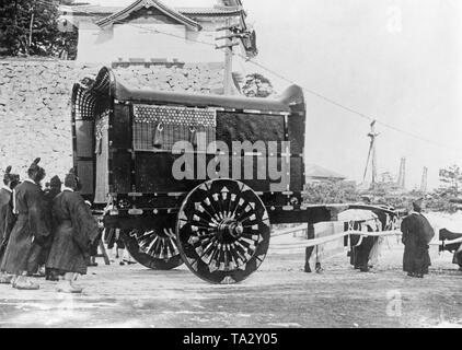 Der Körper der japanischen Taisho Yoshihito), die am 25. Dezember 1926 starb, ist durch die Straßen in einem großen ox-Wagen. Stockfoto