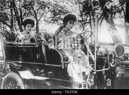 Zwei japanische Frauen in einem Cabrio. Stockfoto