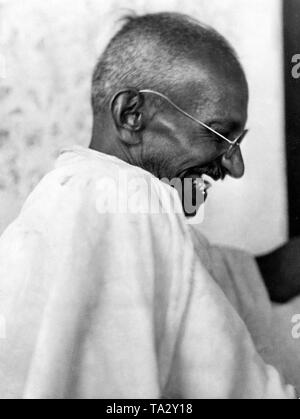 Mahatma Gandhi am Dandi camp in Navsari Bezirk, Gujarat. Gandhi führte ein Salt Marsh es das Salz Monopol der Britischen zu brechen. Alle Teilnehmer brachten ihre Salz es sich. Die Inhaftierung von einigen der Führer der Kongreß-Partei hatte einen großen Anteil am Erfolg der Kampagne. Diese Kampagne war der erste Schritt zur Unabhängigkeit Indiens. Gandhi wurde mehrmals für den Friedensnobelpreis nominiert während seiner Lebenszeit. Stockfoto