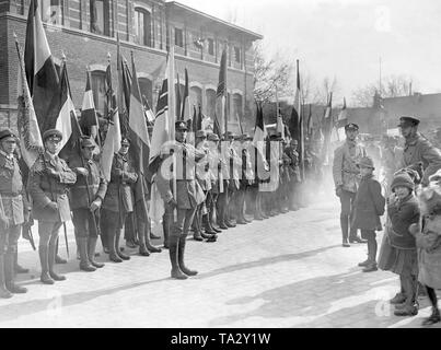 Die Kandidatur des ehemaligen Feldmarschalls Paul von Hindenburg, für die Präsidentschaft im Jahr 1925 wurde von allen rechten Parteien in der Reichsblock unterstützt. Auf dem Bild eine März der Vereinigte Vaterlaendische Verbande Deutschlands (Union der Deutschen patriotischen Vereinigungen von Deutschland) am Tag der Wahl in Berlin. Die dritte flag carrier auf der linken Seite trägt bereits ein Hakenkreuz crossbelt. Stockfoto