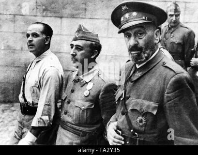 Große Mendez, Francisco Franco und Jose Moscardo, die im ersten Jahr der Spanischen Bürgerkrieg unter den nationalen spanischen Soldaten im Alcazar von Toledo. Stockfoto