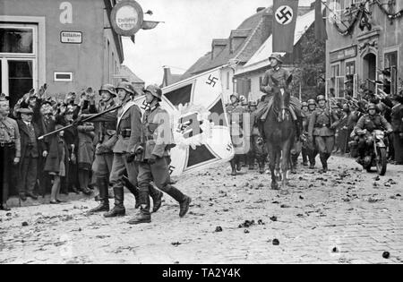 Am 3. Oktober 1938 Infanterie der Wehrmacht März unter dem Jubel der Bevölkerung in Grottau (heute Hrádek nad Nisou) während der Besetzung des Sudetenlandes. Leute grüße die Soldaten mit den Hitlergruß. Stockfoto