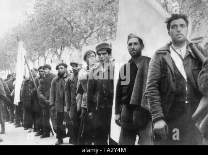 Foto von einer Gruppe von republikanischen Soldaten mit weißen Fahnen auf der Straße Rambla Nuova in Tarragona, Katalonien, Spanien, am 26. Januar 1939 (drei Monate vor dem Ende des Spanischen Bürgerkrieges). Stockfoto